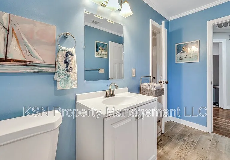 1305 E 32nd St — Photo 25