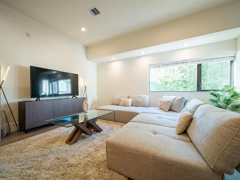 2212 Francis St — Photo 10