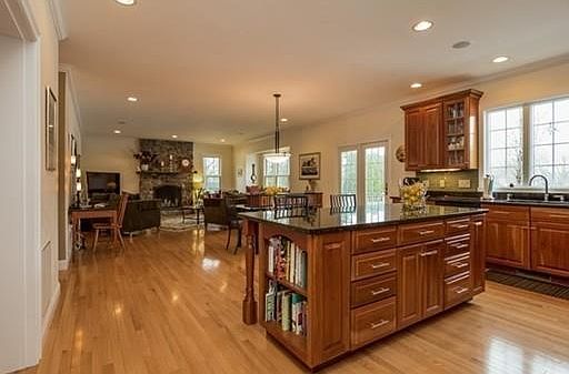 4th image of 27 Woodbury St