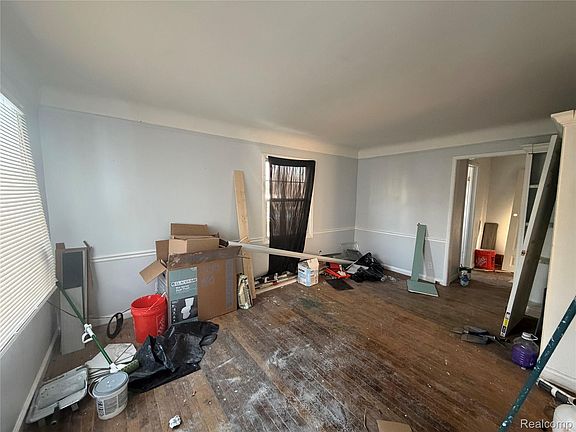 5th image of 16092 Manning St