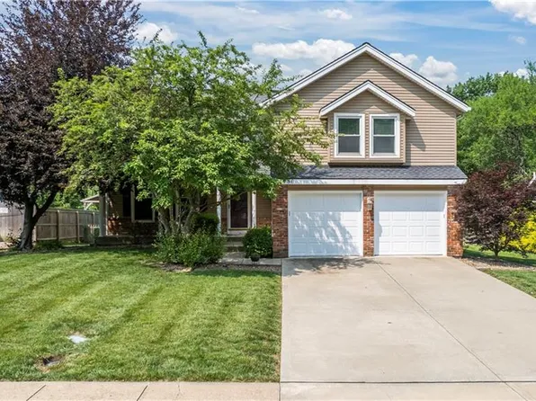 14736 S Summertree Ln, Olathe, KS 66062