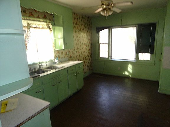 4th image of 4041 Sunset Dr