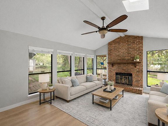 4th image of 902 Emerald Wood Dr