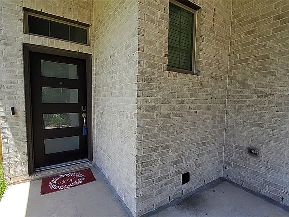 5th image of 305 Rise Ln