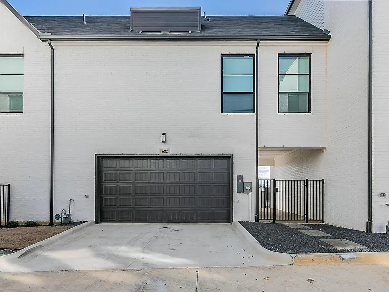 682 W Main St — Photo 3