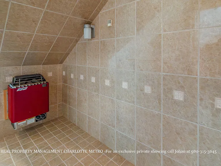 529 Queens Rd — Photo 33