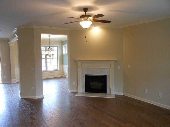 5th image of 826 Rockford Commons Dr