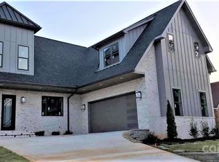 557 1st Ave NW, Hickory, NC 28601