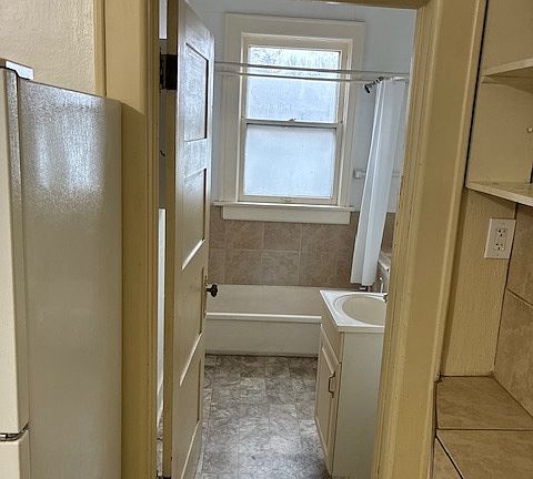 5th image of 423 10th Ave S