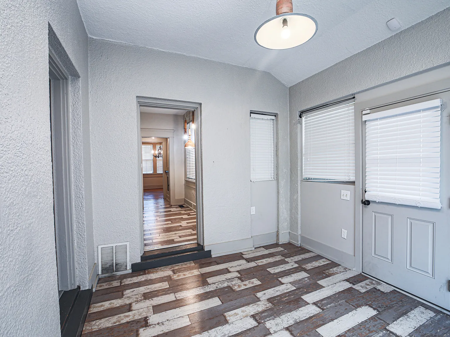 2 bed, 1400 sqft, $1,200 — Photo 2