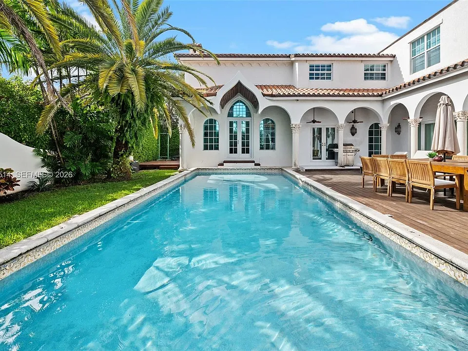 2501 Pine Tree Dr