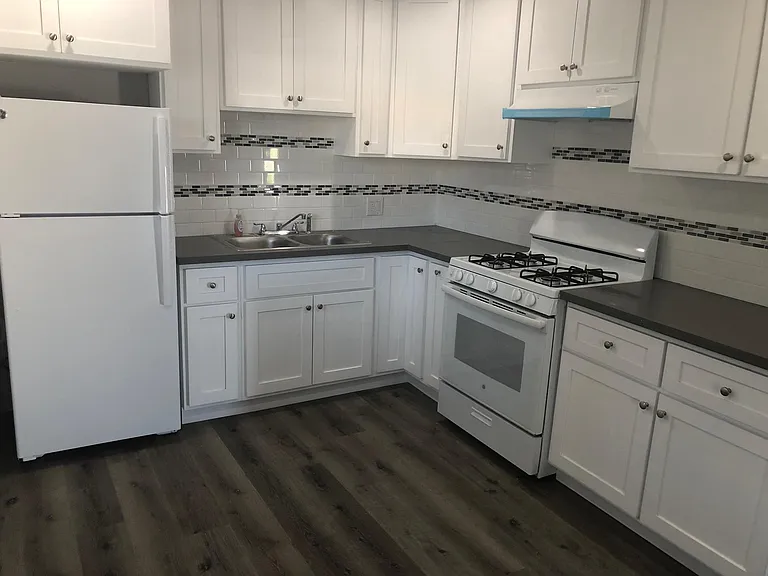 228 1/2 N Benton Way — Photo 5