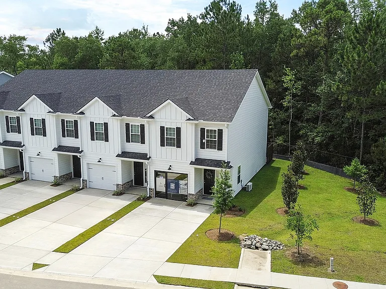 102 Lusk Ln — Photo 3