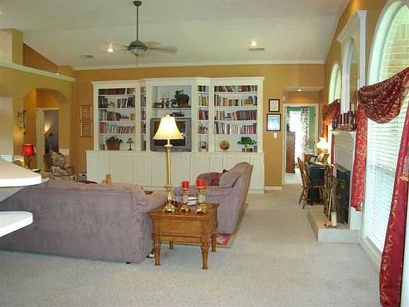4th image of 310 Caitlin Dr