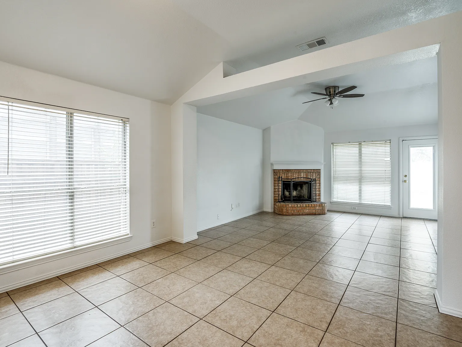 3 bed, 1462 sqft, $2,450 — Photo 3
