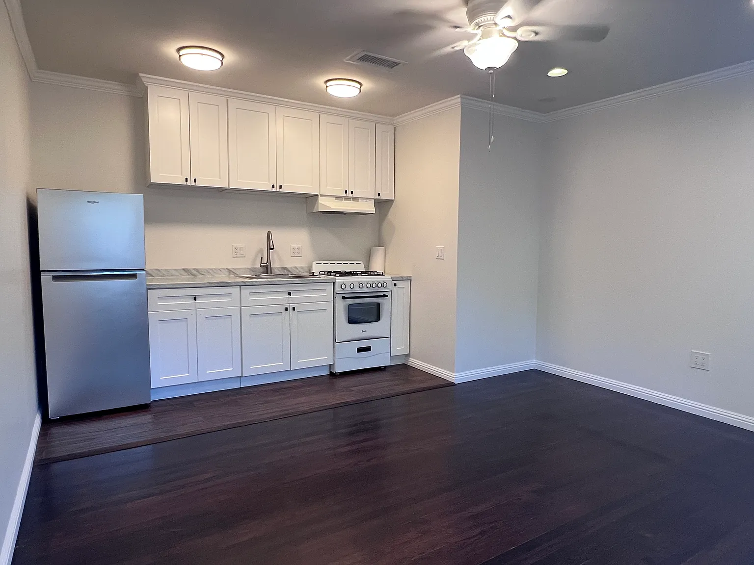 1 bed, 400 sqft, $2,100 — Photo 2