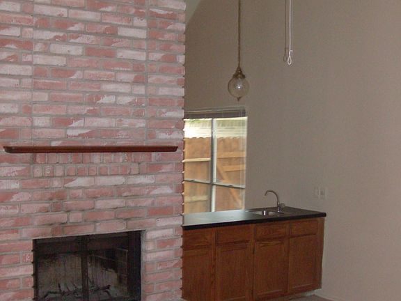 Liv Room - FP- Wet Bar