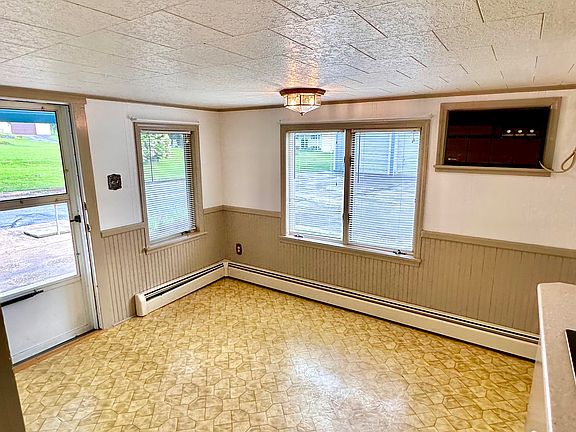 526 Lake Rd - Eat-In-Kitchen 1 with 220V in wall A/C Unit, Cools Very Good