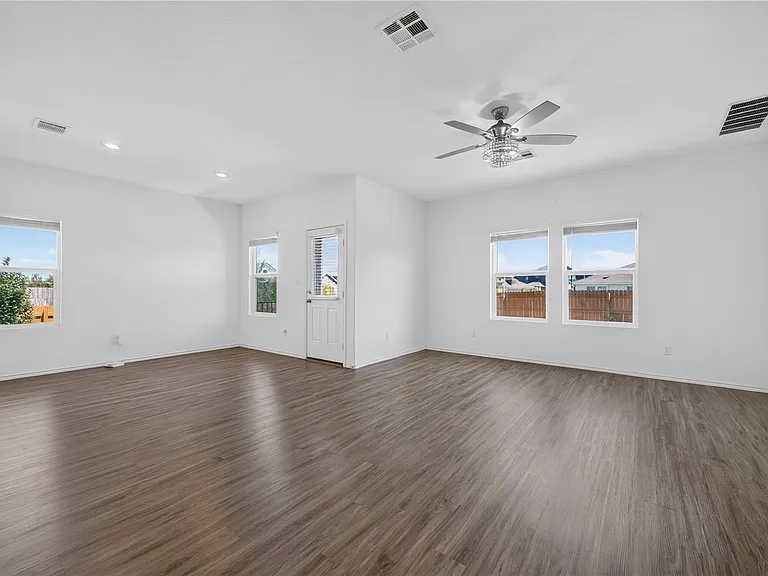 1600 Cobblecrest Ln — Photo 3