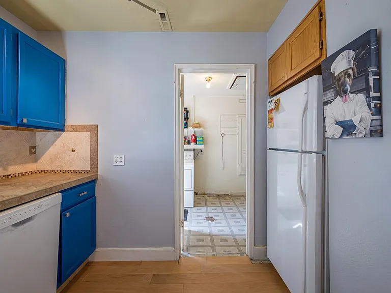 909 W 28th St — Photo 22