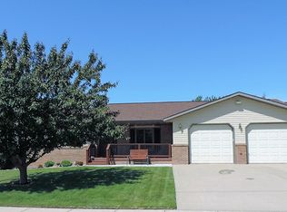 2802 Mulligan Dr, Yankton, SD 57078