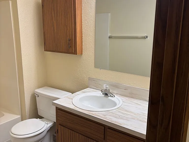1 Bedroom 1 Bathroom at Hollywood Park Apartments — Photo 5