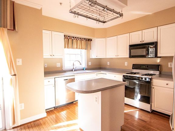 3rd image of 2405 N Greenbrier Ct