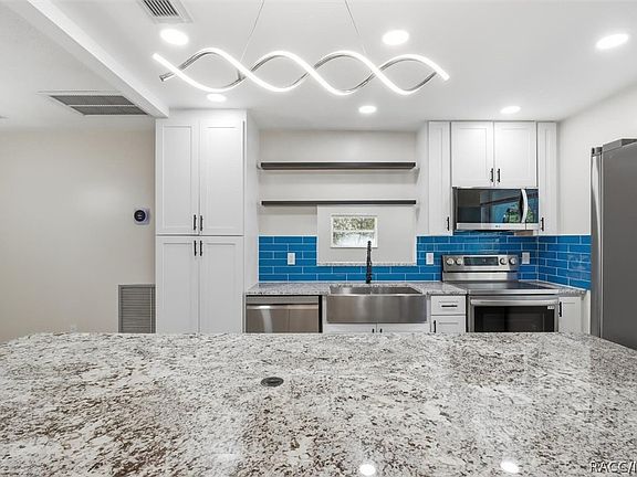 5th image of 700 E Stratford Rd