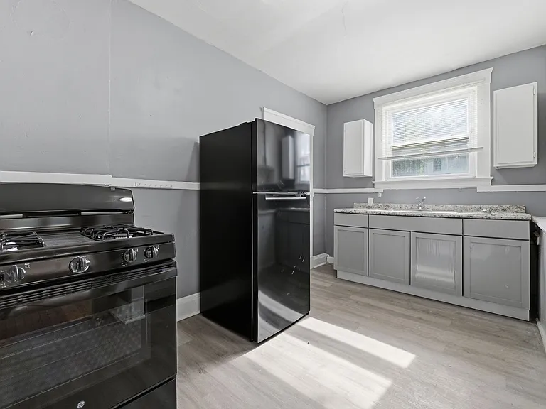 11611 Fairport Avenue — Photo 10