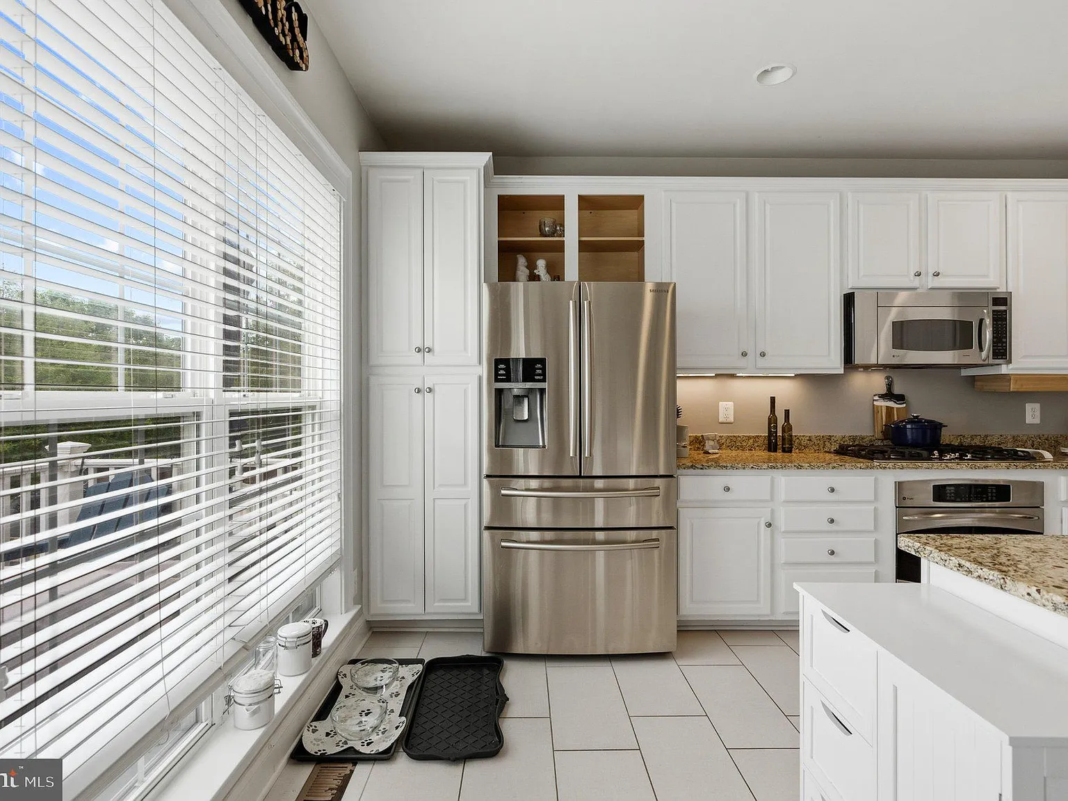 4 bed, 3.5 bath, 2048 sqft, $3,100 — Photo 2