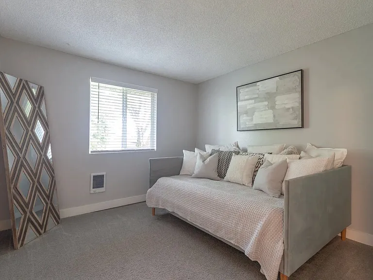Somerset West Apartments — Photo 36