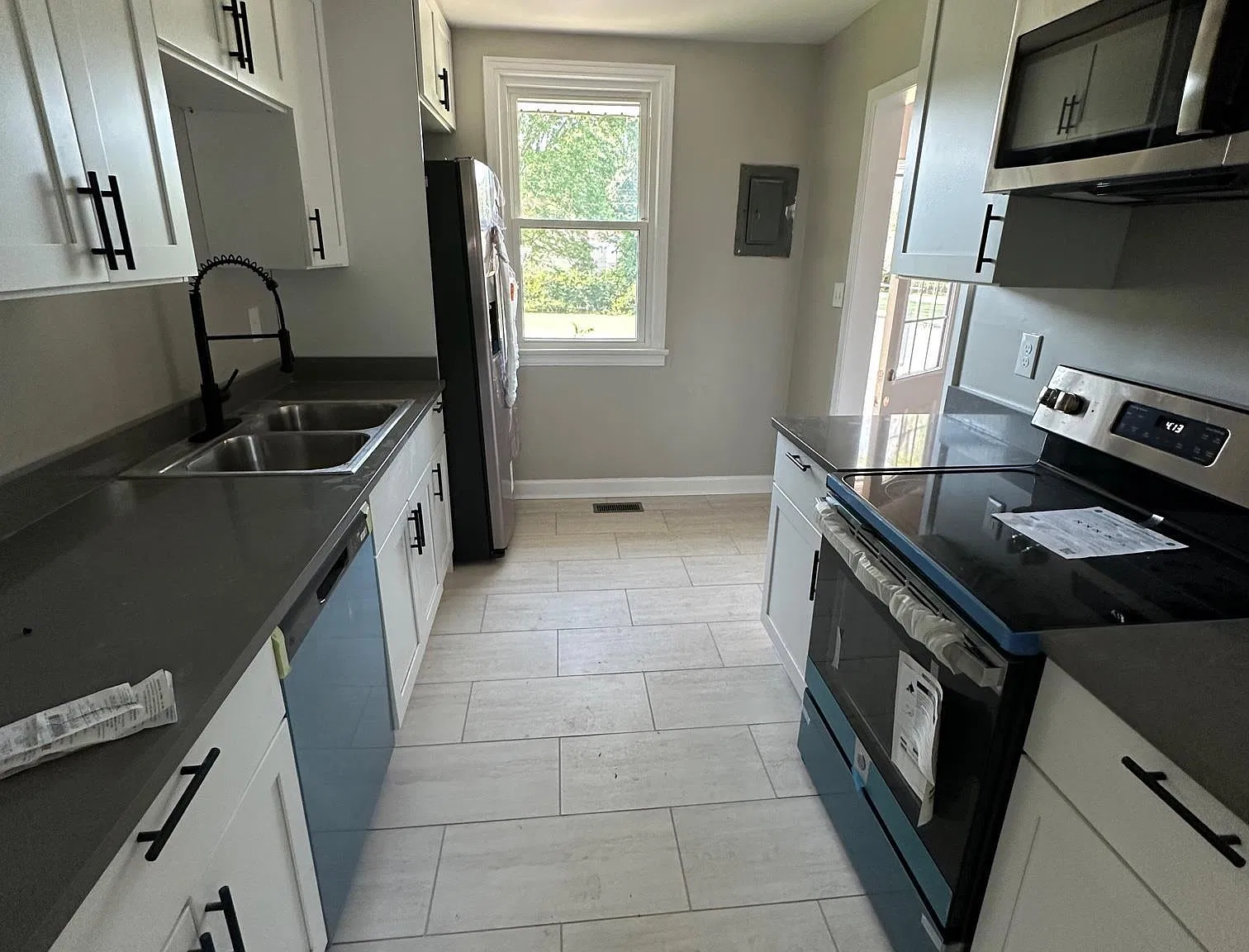 3 bed, 1.0 bath, 1035 sqft, $1,425 — Photo 2