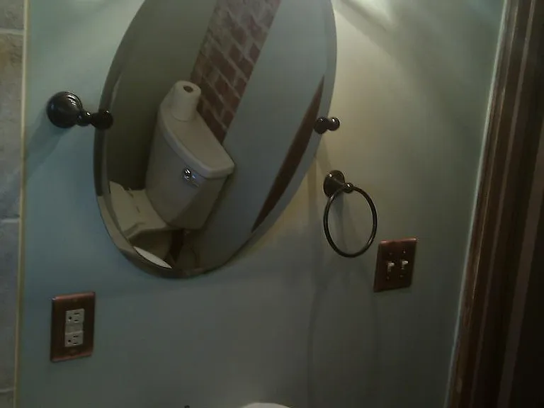 Small but quaint bath w/ shower
