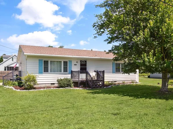 4175 Division St, Chincoteague, VA 23336