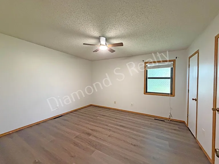 3360 E Salem St — Photo 7
