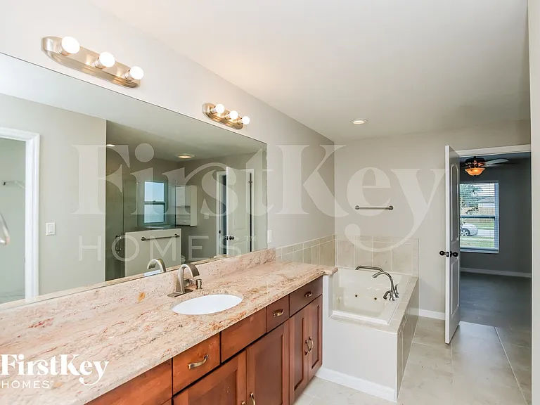 1932 Gloria Cir NE — Photo 9
