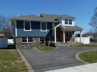 803 Tanglewood Rd, West Islip, NY 11795