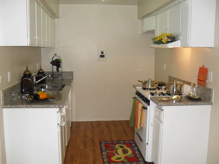 Regency West Apartments — Photo 4