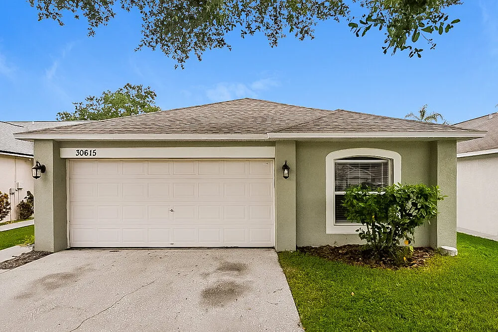 3 bed, 2.0 bath, 1303 sqft, $2,080 — Photo 1