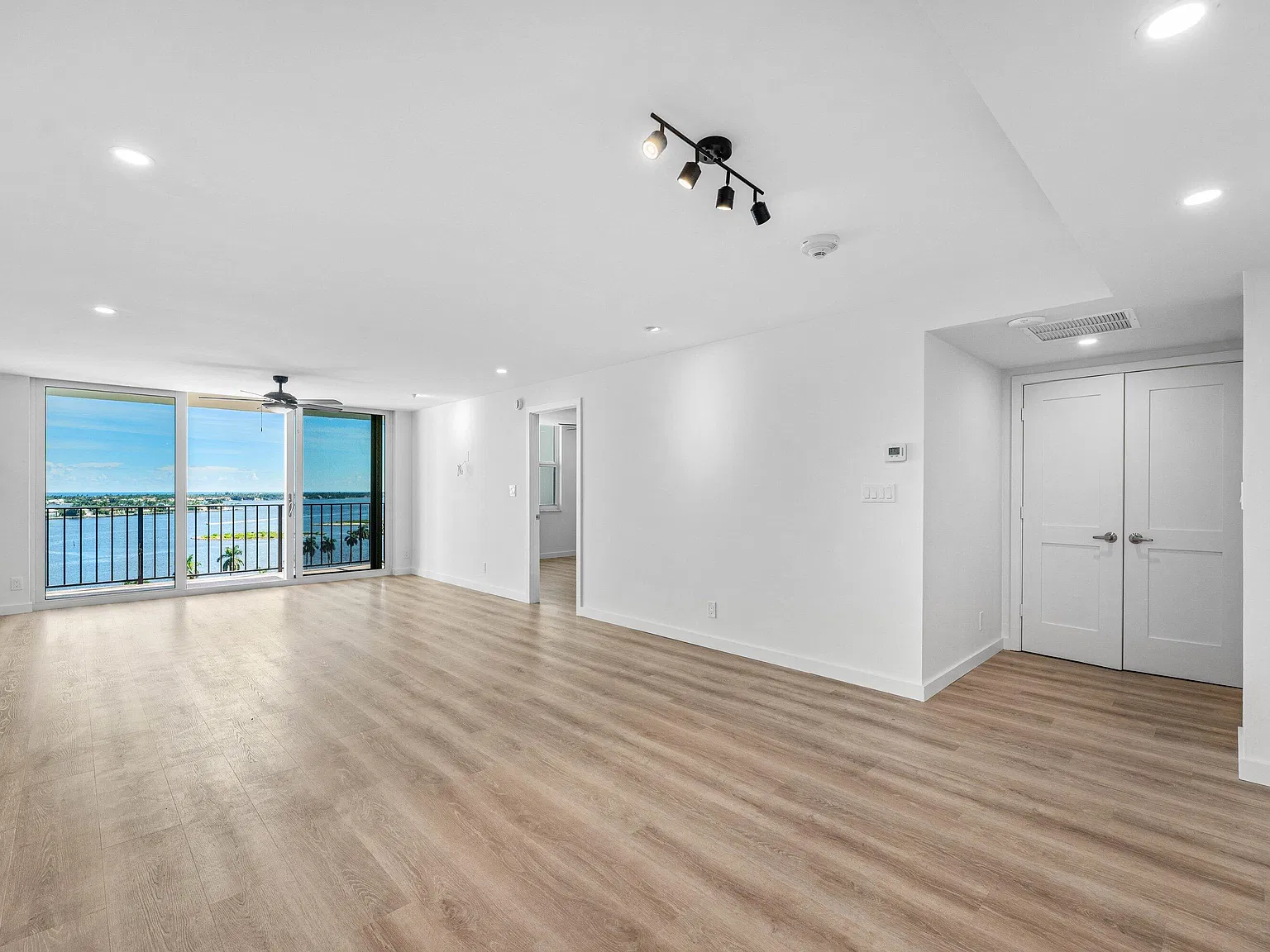 2 bed, 2.0 bath, 1073 sqft, $5,500 — Photo 2