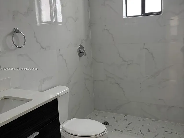 423 E 27th St #101 — Photo 5