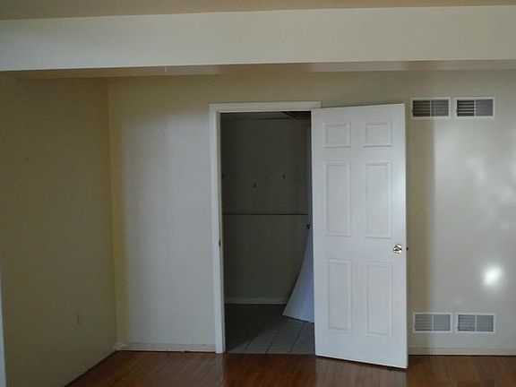 3rd image of 300 E Queen St #L-0039