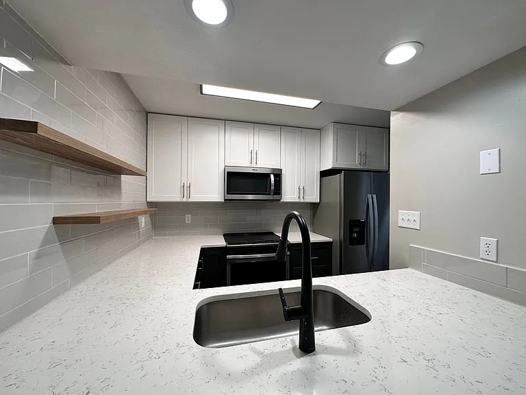 2335 Brookview Ct — Photo 9