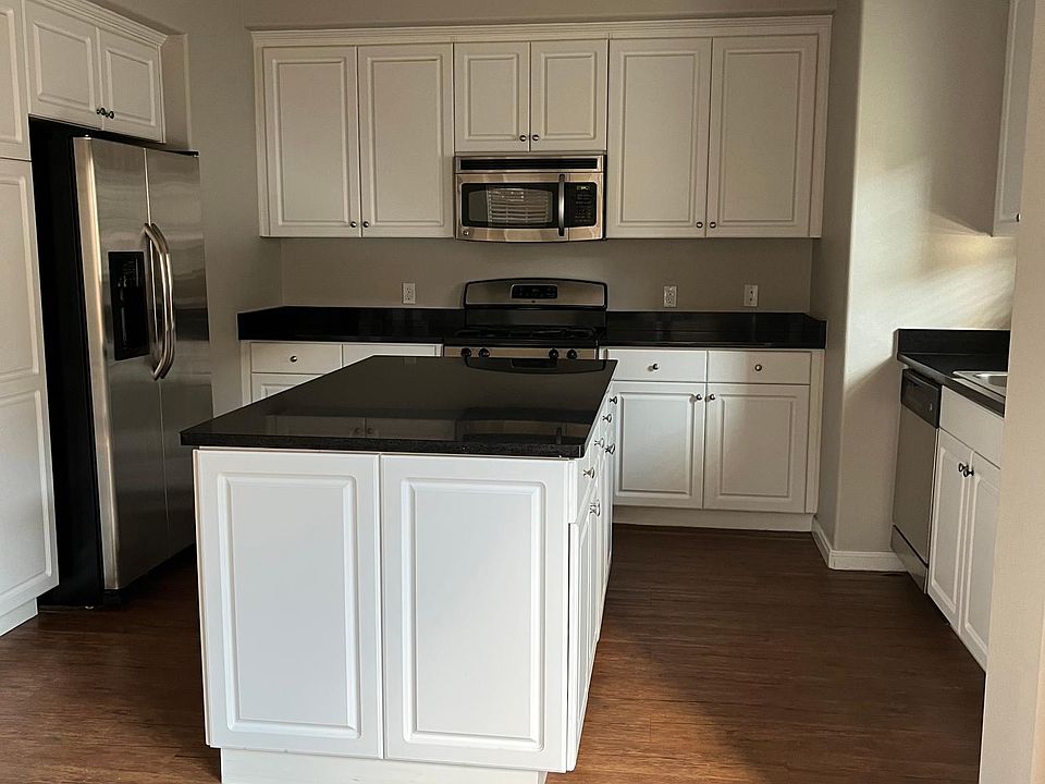 Work island in chef worthy kitchen.
