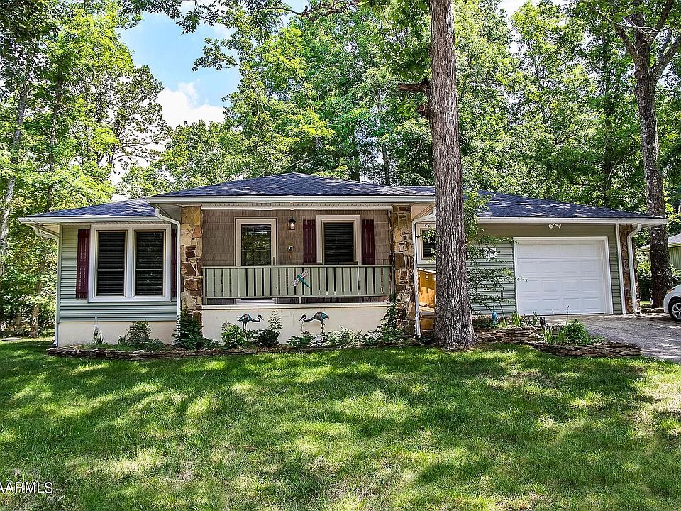 1st image of 213 Lakeview Dr