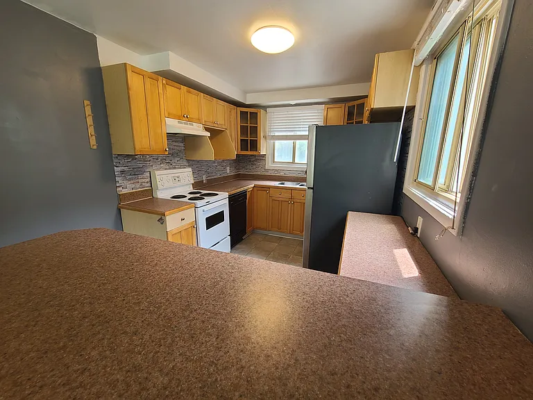 669 Victoria St #1 — Photo 7