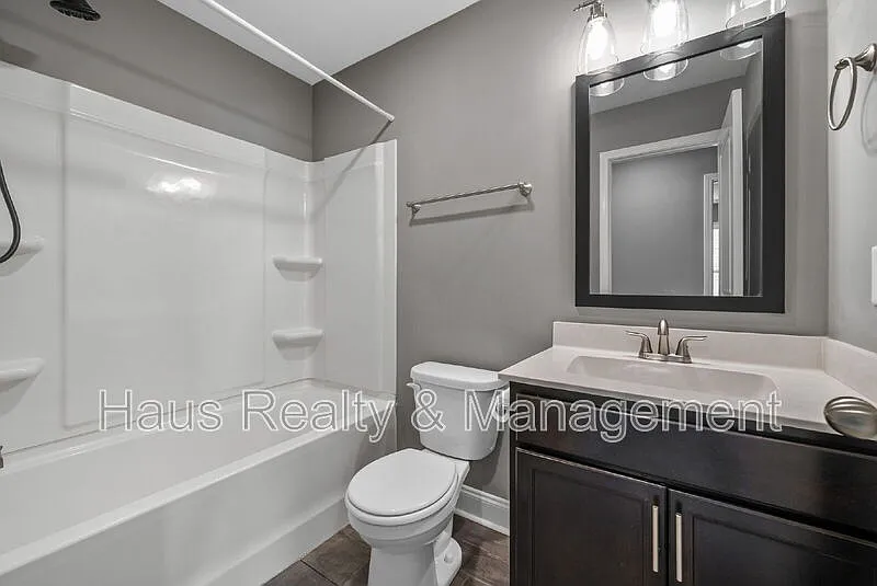 4 bed, 2.5 bath, 2034 sqft, $2,000 — Photo 3