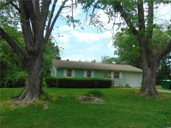 1802 Bird Ter, Harrisonville, MO 64701