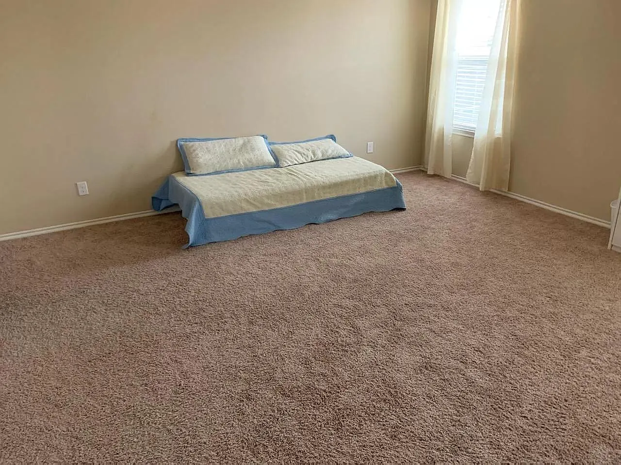 5 bed, 3.5 bath, 2400 sqft, $2,500 — Photo 4