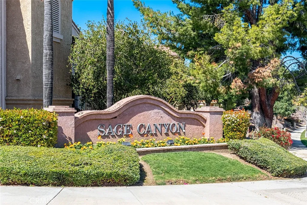 2 bed, 995 sqft, $2,595 — Photo 1